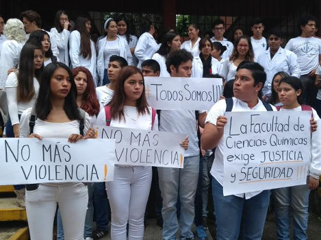 Estudiantes y catedráticos de la Facultad de Química de la Universidad de Veracruz, se manifestaron en Xalapa para exigir seguridad.