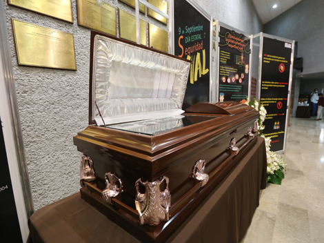 En el lobby del Congreso se colocó un ataúd vacío y mamparas con información sobre accidentes de tránsito.