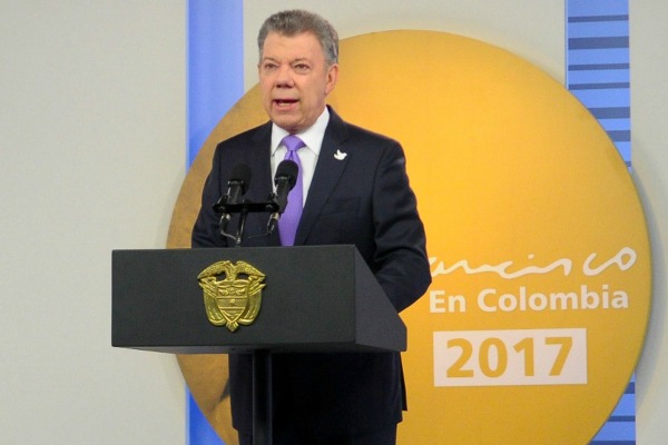 El presidente de Colombia, Juan Manuel Santos, anunció el cese al fuego pactado con el Ejército de Liberación Nacional, el cual se firmará en Ecuador.