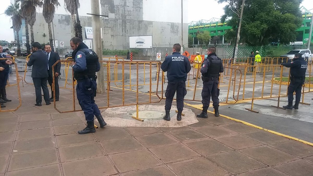 Dos horas antes de que arrancara el informe del gobierno municipal, agentes policiacos resguardaron el lugar. 