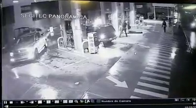 Cámaras de la gasolinera captan el momento del ataque. 