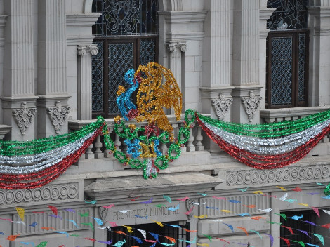 Cambia el gobierno de Chihuahua el color de la serpiente del Escudo Nacional en los adornos que colocaron afuera del Palacio de Gobierno de Ciudad Juá