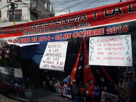 Con cartulinas profesores que dirige la maestra Antonia Morales Vélez reclaman cubrir las vacantes que hay en escuelas de las regiones centro y norte.