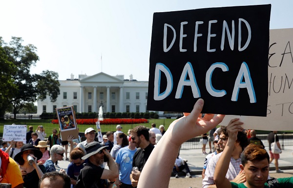 Cientos de personas también han llegado a la Casa Blanca para protestar contra la cancelación del programa que protege a los jóvenes indocumentados qu