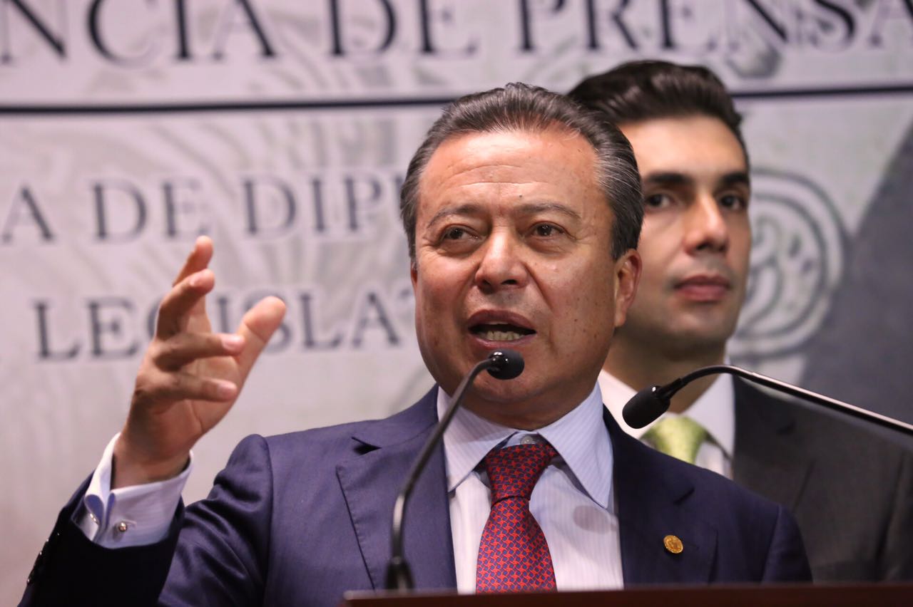 El coordinador del PRI en San Lázaro, César Camacho, da una conferencia de prensa previo a votación en San Lázaro.