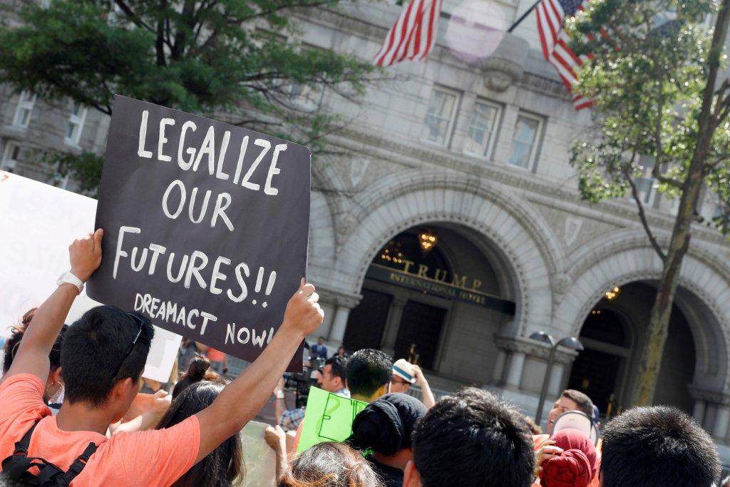 Decenas de personas protestan afuera del Hotel Internacional Trump en Washington tras la cancelación de DACA.