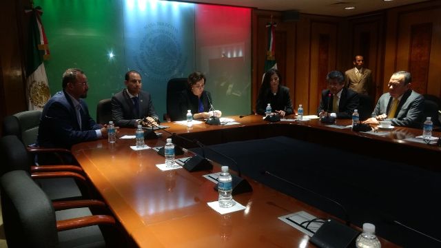Diputados inician sesión para alcanzar acuerdos y resolver crisis parlamentaria. 