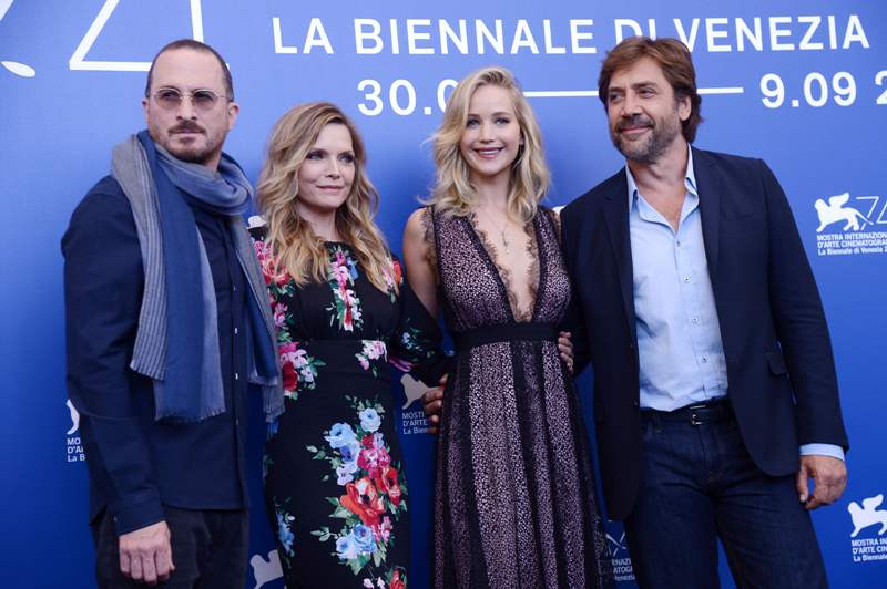 El director Darren Aronofsky, los actores Michelle Pfeiffer, Jennifer Lawrence y Javier Bardem.  