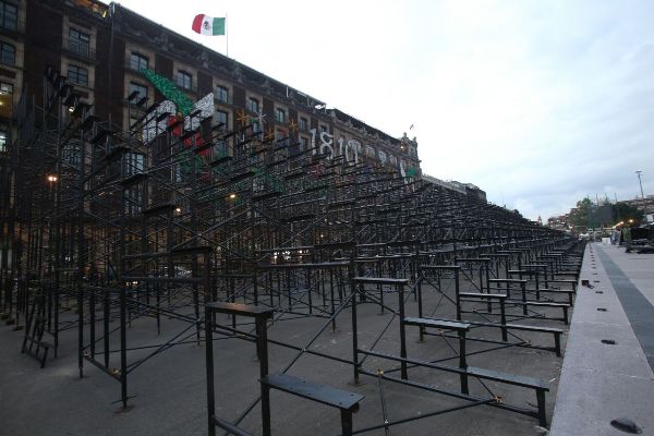 Instalan gradas para el 15 de septiembre en el Zócalo