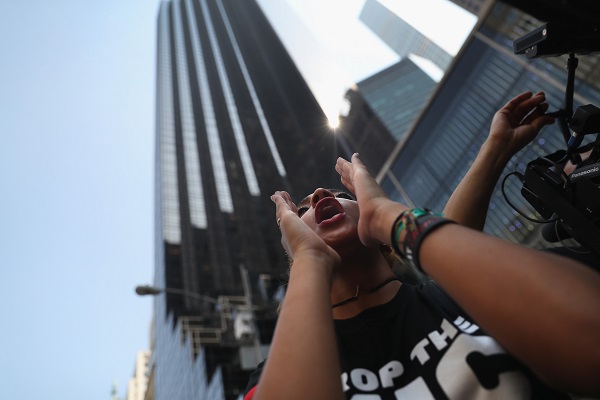 Una joven lanza consignas frente a la Torre Trump, después del anuncio de la cancelación del programa que protege a 800 mil jóvenes migrantes.