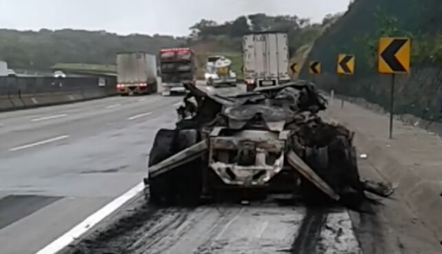 La circulación fue reabierta a las 7:30 horas, tras las labores de rescate.