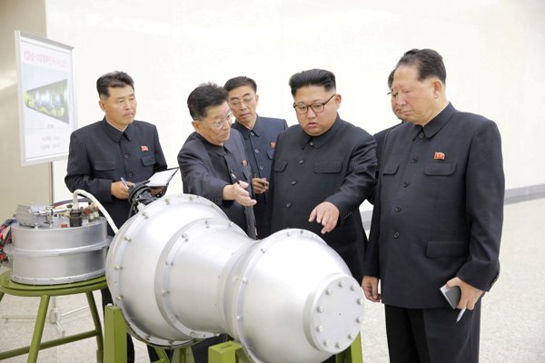El líder de Corea del Norte supervisa la construcción de una bomba nuclear.