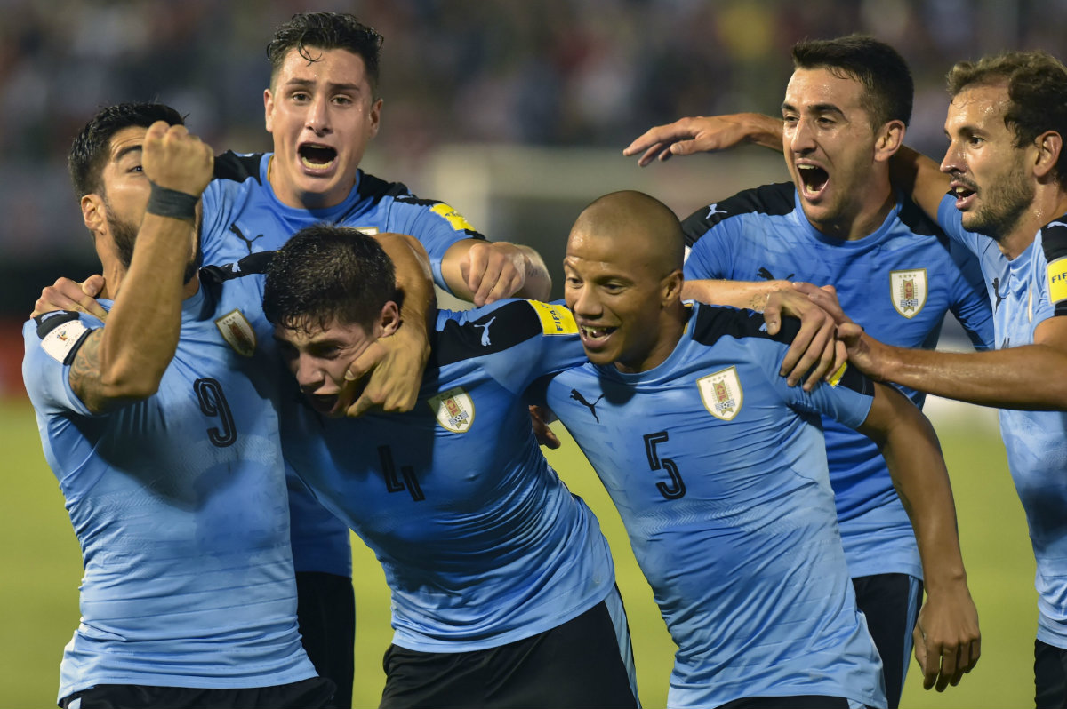Los jugadores charrúas festejan tras el gol de Valverde