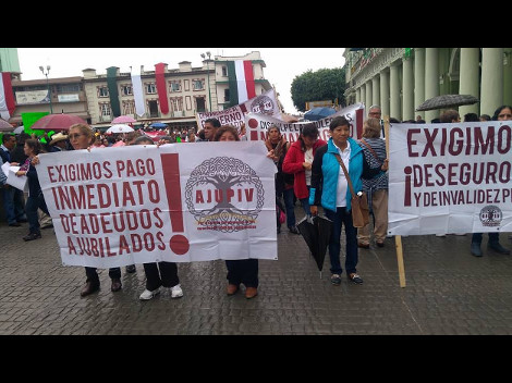 En la marcha y plantón que realizaron jubilados y pensionados del ISSSTE, exigen el pago del adeudo de cuatro años.  