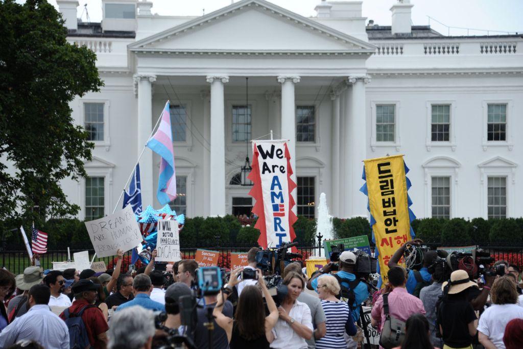 Alrededor de 200 migrantes y activistas llegaron a la reja frontal de la Casa Blanca.