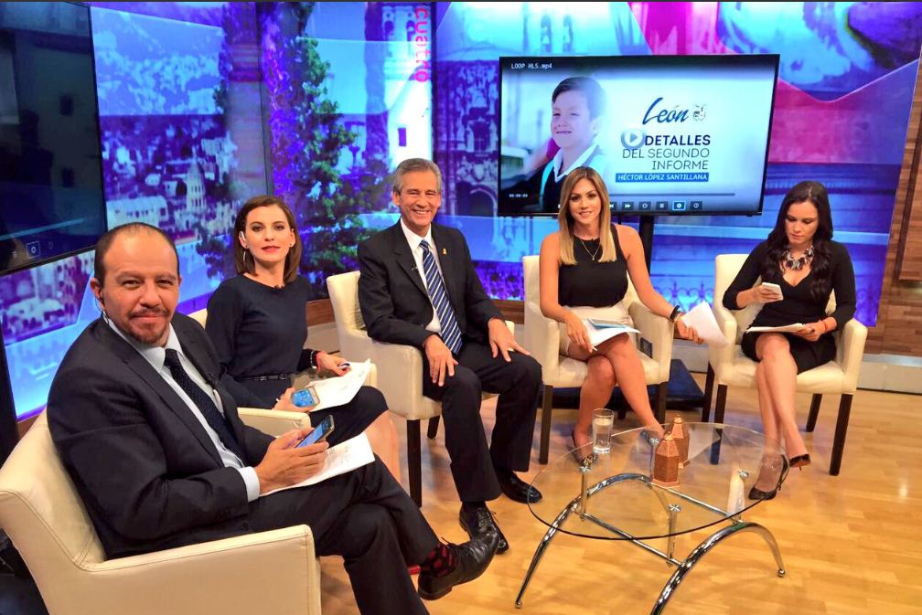 Miguel Ángel Puértolas director editorial de Notivox León (izq.), Jennifer Marcocchio de Bajío TV, Héctor López alcalde de León (centro), Karla de la 