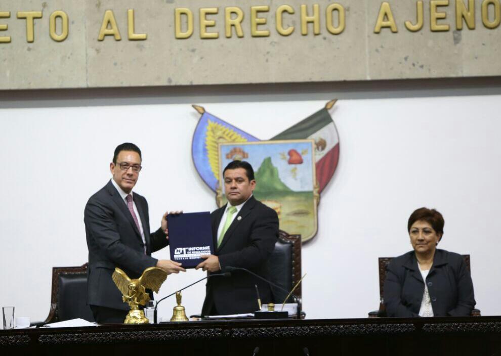Omar Fayad, gobernador de Hidalgo, durante la entrega de su Primer Informe de Gobierno.