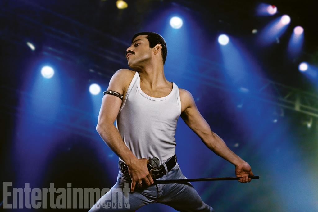 Rami Malek caracterizado como el vocalista de Queen.