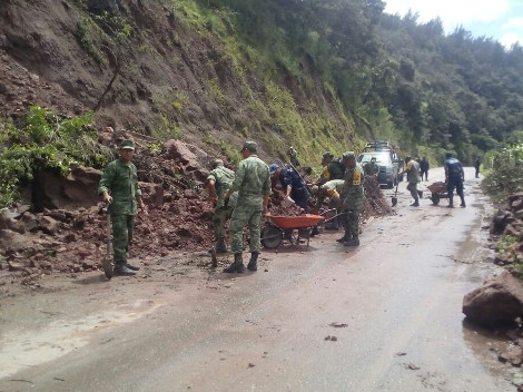 Soldados trabajan en la recolección de piedras tras el derrumbe en una carretera de Guerrero.