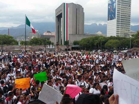 Alumnos y maestros de la Prepa Emiliano Zapata protestan. 