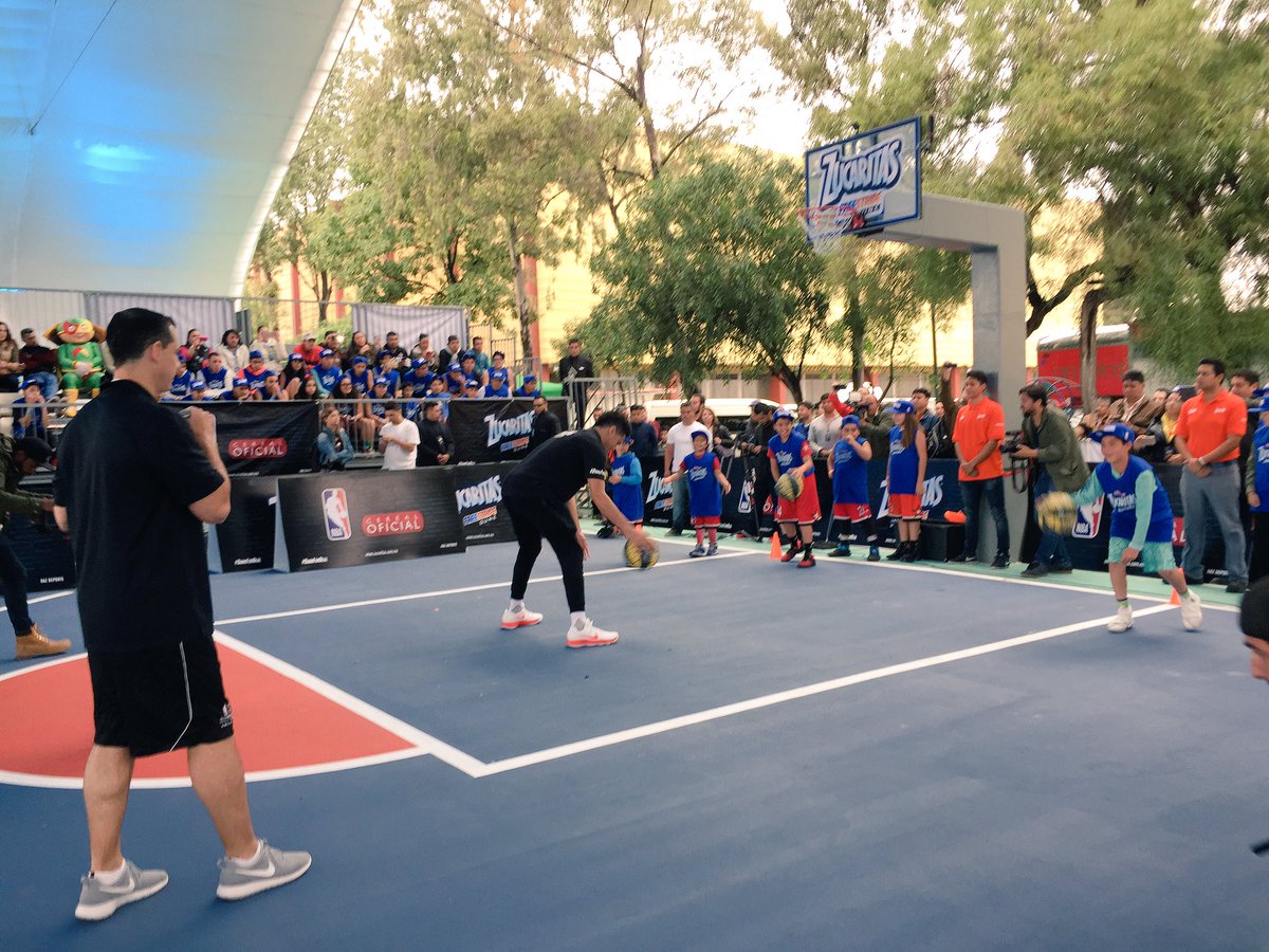 Devin Booker jugó basquetbol con niños de la Ciudad de México 