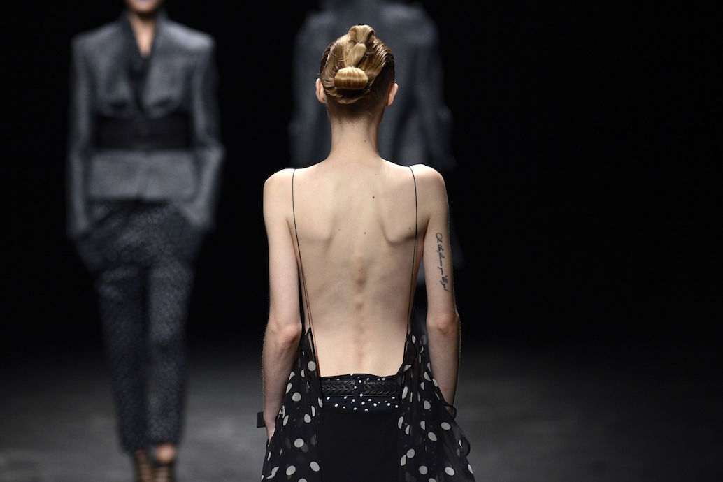 Modelos así de delgadas no podrán trabajar con gigantes de la moda francesa.