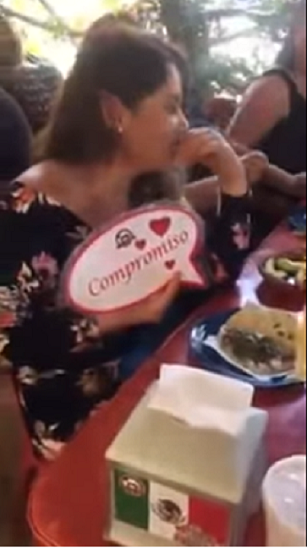 La novia se vio sorprendido cuando la mesera le dijo que revisará el taco donde había una sorpresa.