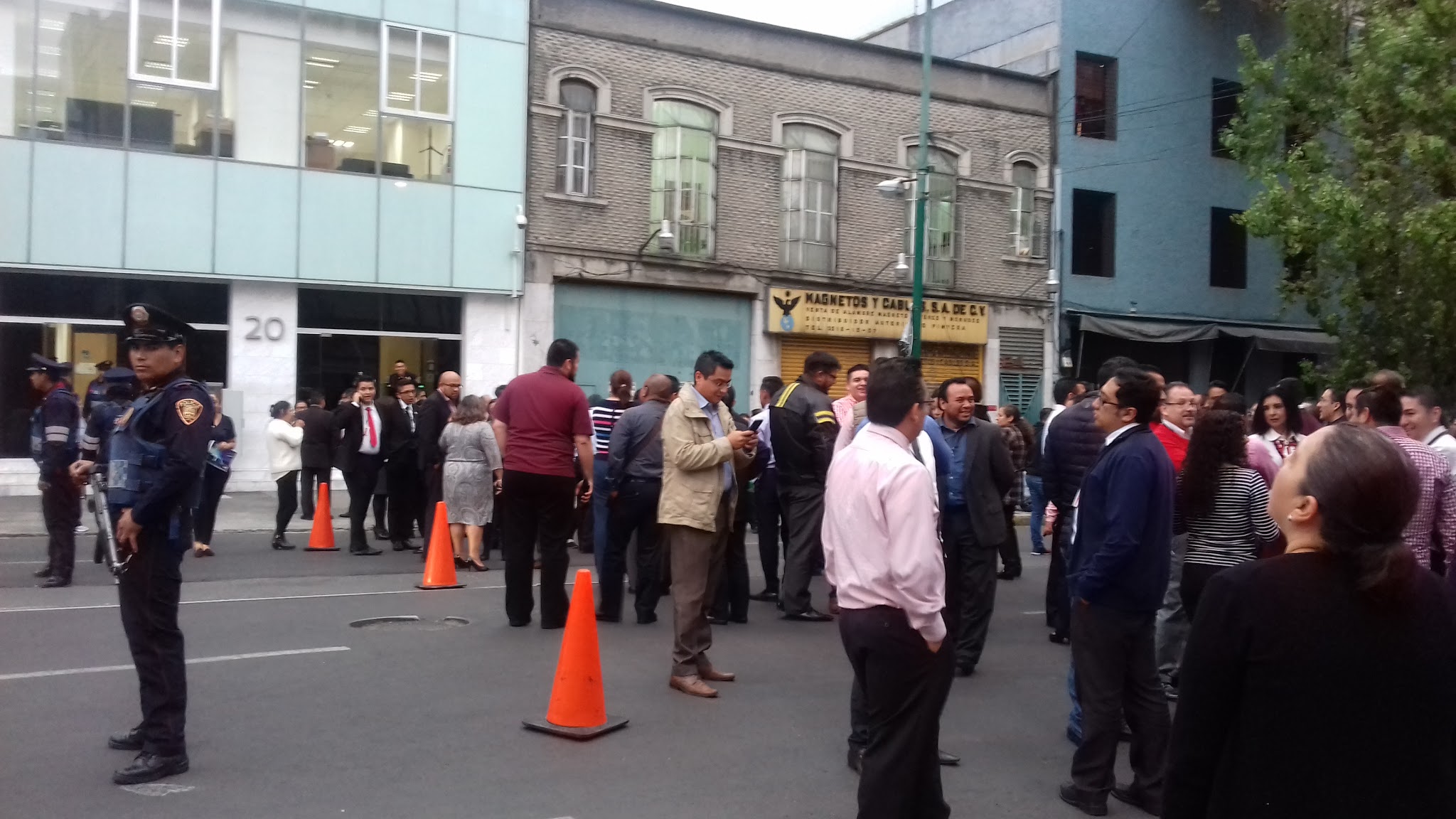 Las personas evacuaron los edificios en la calle de Morelos debido a la alerta sísmica.