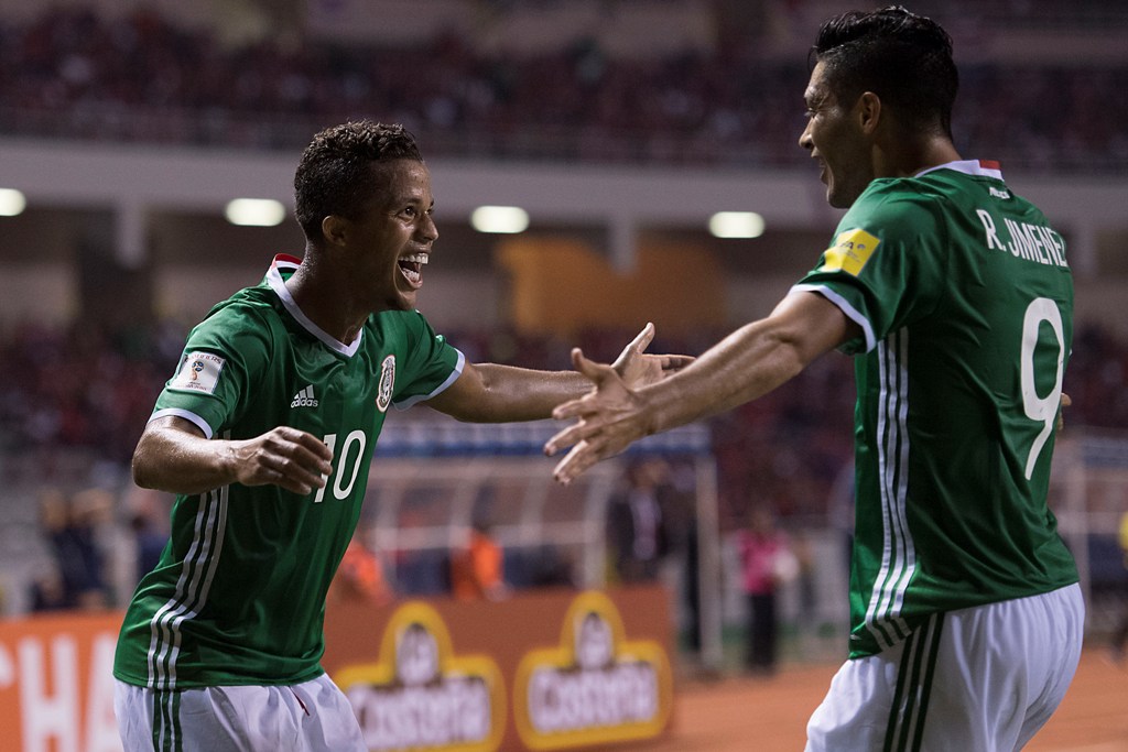 Raúl Jiménez celebra con Giovani dos Santos en el duelo ante Costa Rica 