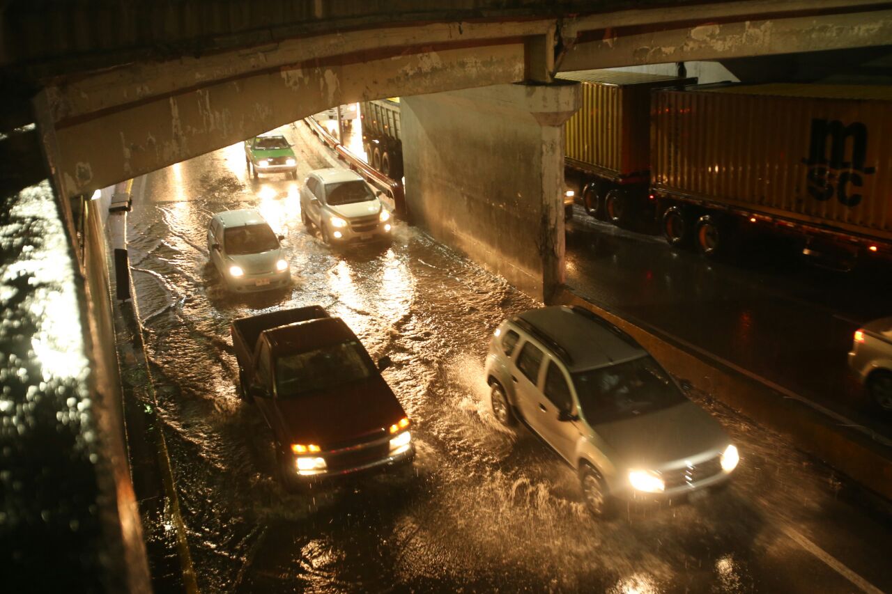 El subdirector de Protección Civil de Nuevo León, alertó a los automovilistas a tener precaución al conducir. 