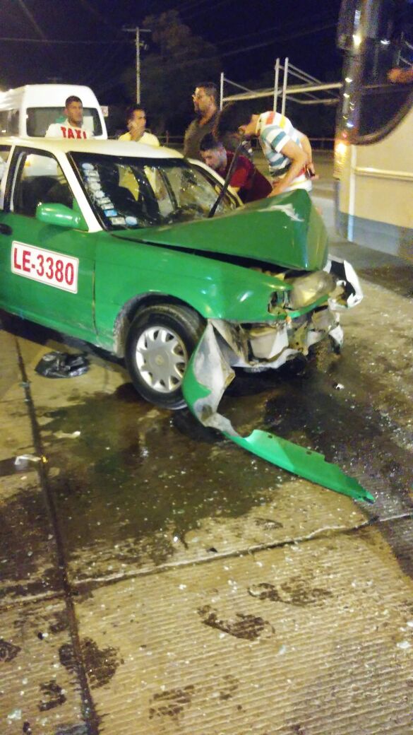 Taxista se impactó contra un poste de luz