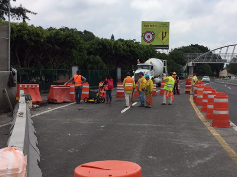 Caminos y Puentes Federales analizará las causas del agujero de unos tres metros de profundidad y dos de diámetro en el estacionamiento de sus oficina