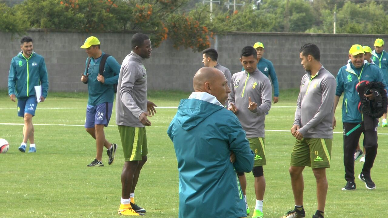 El defensor colombiano Andrés Mosquera se predispone a ocupar el lugar que le indiquen. Ya sea en la defensa central o lateral.