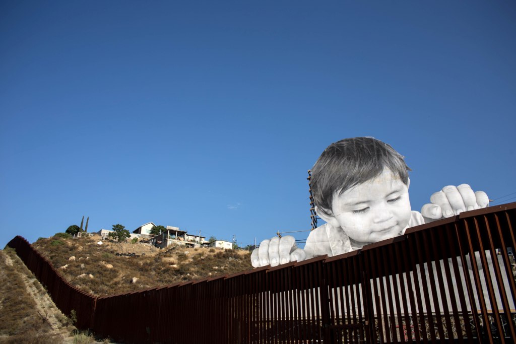 El fotógrafo callejero que ha recorrido el mundo con sus obras, señaló que ese sueño ocurrió hace aproximadamente un año.