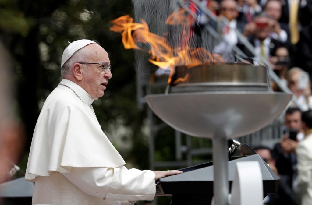 El jefe de la Iglesia católica también lanzó un llamado a "sanar las heridas y construir puentes".