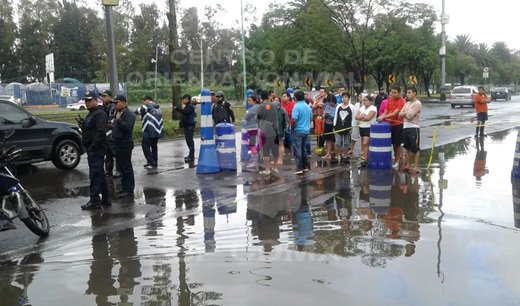 Los manifestantes se colocaron en la lateral de Periférico Sur, a la altura de la calle Ignacio Chávez.