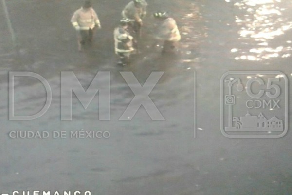 En Periférico en dirección al oriente, a la altura de Canala Nacional, persiste la inundación que dejaron las lluvias de ayer.