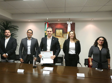 El premio fue otorgado por Jorge Osorio, director nacional del Sector Público del Área de Educación y Salud de la empresa, al alcalde Adrián de la Gar