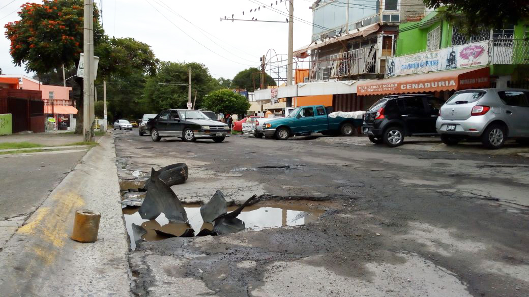 En algunos puntos, como éste de la calle Jorge González en Miravalle, ya se cubrieron parte de los huecos, aunque no en su totalidad