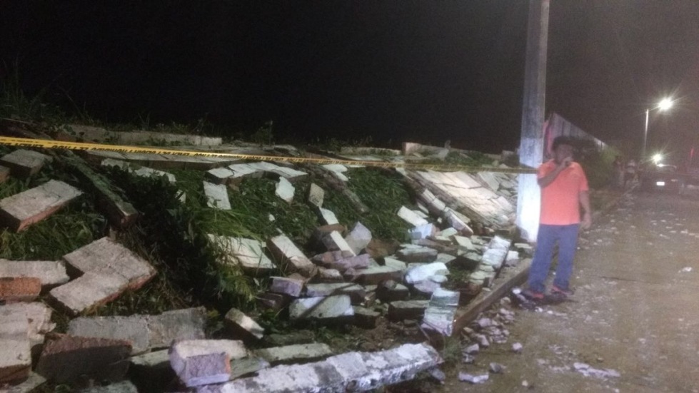 En Coatzacoalcos se derrumbaron bardas.