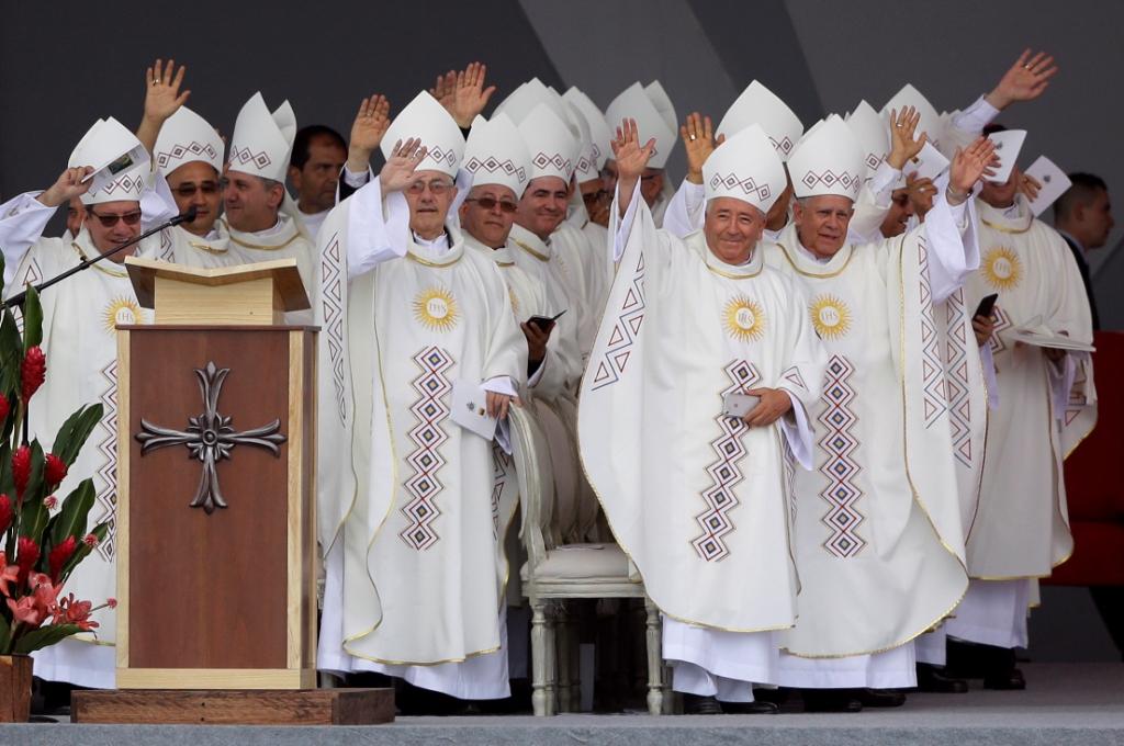 Francisco declaró beatos a dos sacerdotes asesinados durante la violencia política y guerrillera en Colombia, al iniciar una misa campal.