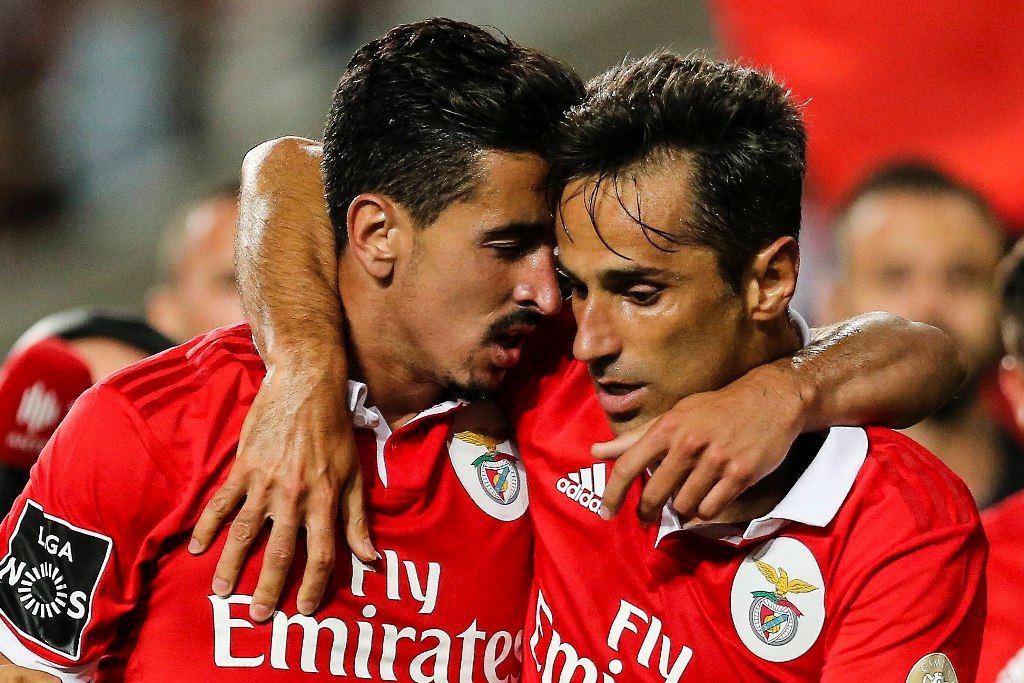 Jugadores de Benfica festejando el gol del triunfo