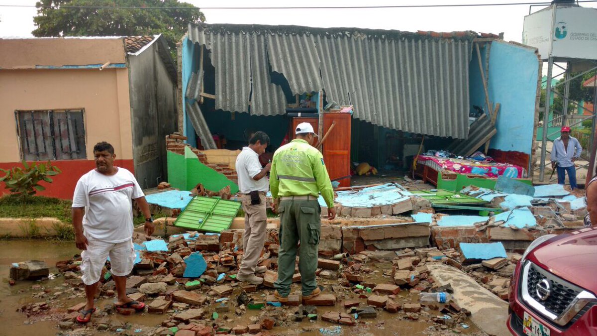 Personal de protección civil evalúan los daños.