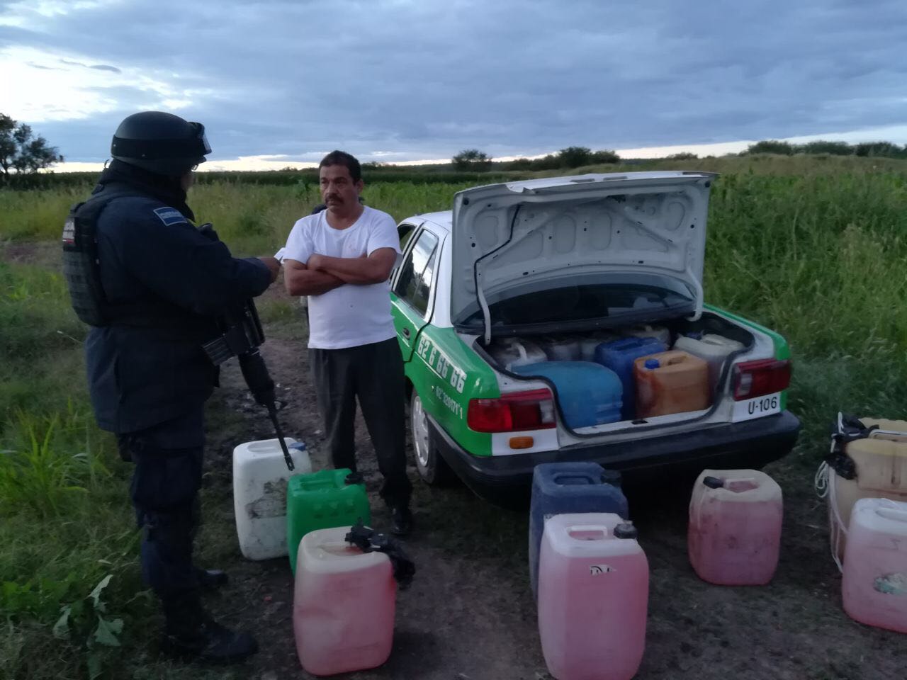 Policía Federal asegura aproximadamente 425 litros de hidrocarburo.