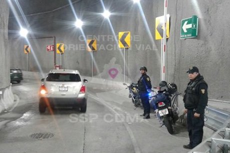 La policía vigila el túnel, luego de que ayer fue asaltado un conductor en una de las salidas.