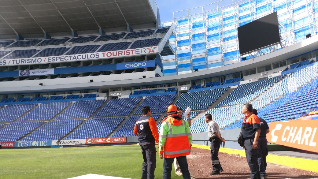Protección Civil de Puebla inspeccionando el Estadio Cuauhtémoc
