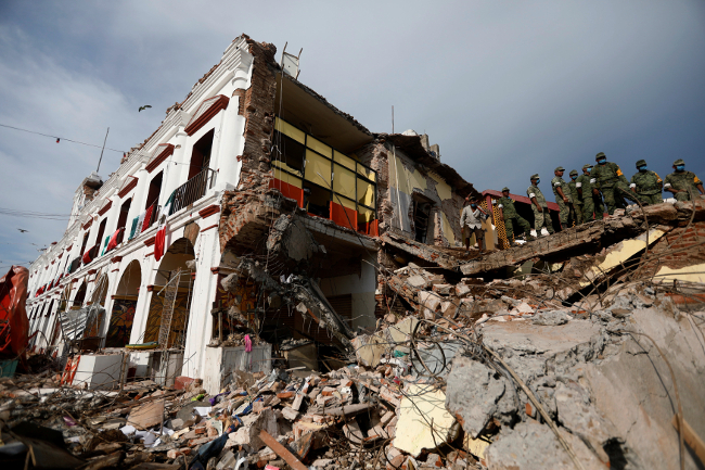 Soldados revisan las zonas dañadas por el sismo de 8.2 en Juchitán, Oaxaca.