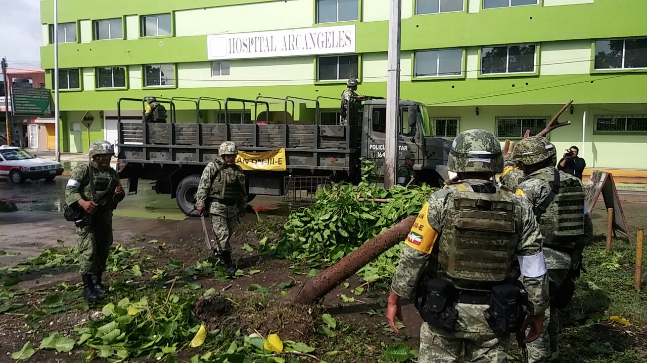 'Katia' en Veracruz arrasa con gasolinera y árboles