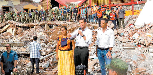 El presidente Enrique Peña Nieto recorrió Juchitán, en Oaxaca, junto con la alcaldesa Gloria Sánchez y el gobernador Alejandro Murat. 