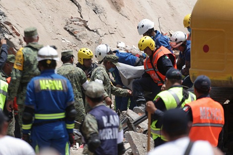 Rescatistas de la Marina recuperaron el cuerpo de un policía municipal de entre los escombros en Juchitán.